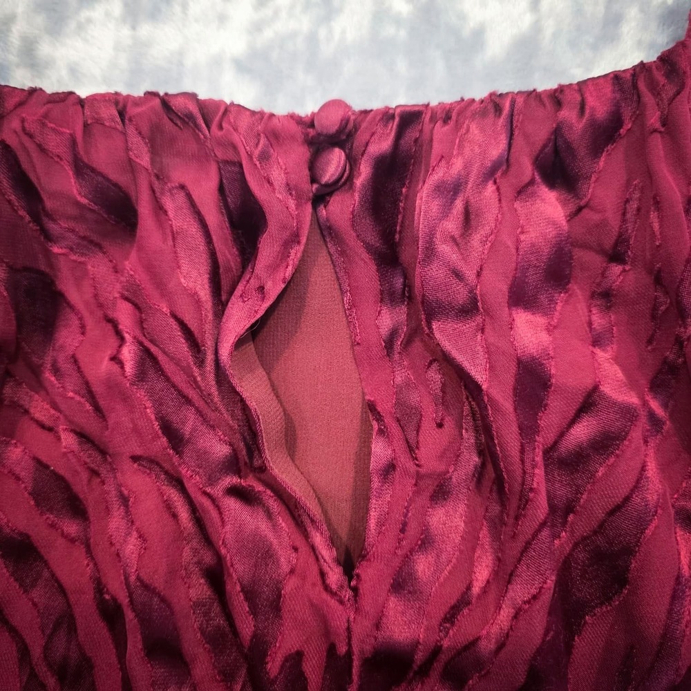 White House Black Market Women's 8 Burgundy Silk Crinkle Sleeveless Smocked Top - Picture 2 of 11